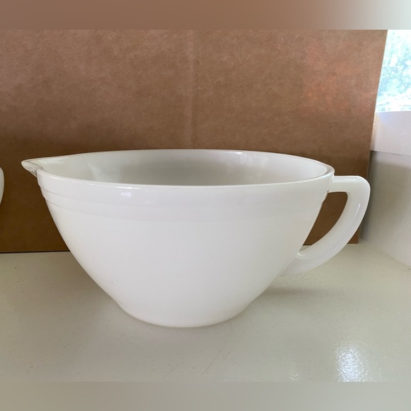 Set of 2 Federal milkglass pour spout mixing bowls 6 c. - Picture 3 of 7